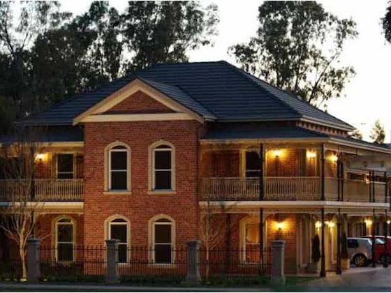 Gallery - Carlyle Suites & Apartments
