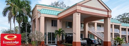 Econo Lodge Inn & Suites