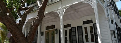 Simonton Court Historic Inn & Cottages